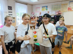 Светофор, знаки и рисунки: День ПДД в пришкольном лагере прошел насыщенно